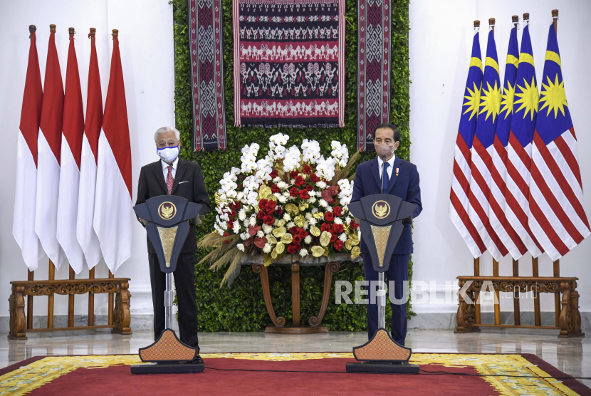 Foto selebaran yang disediakan oleh Istana Kepresidenan Indonesia menunjukkan Perdana Menteri Malaysia Ismail Sabri Yaakob (kiri) dan Presiden Indonesia Joko Widodo (kanan), selama konferensi pers setelah pertemuan mereka di istana kepresidenan di Bogor, Indonesia, 10 November 2021. 