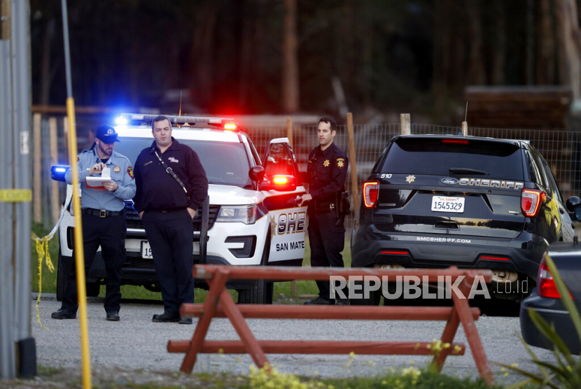 Petugas Sheriff San Mateo County berkumpul di sepanjang jalan di lokasi dekat tempat banyak orang ditemukan tewas tertembak pada Senin, 23 Januari 2023, di Half Moon Bay, California.