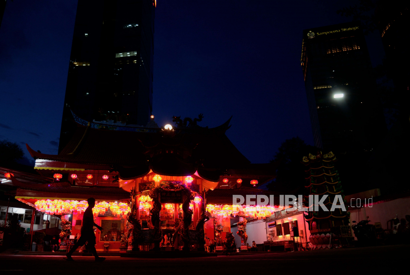 Warga etnis Tionghoa melintas di Vihara Amurva Bhumi saat perayaan malam Imlek di Jakarta, (ilustrasi).