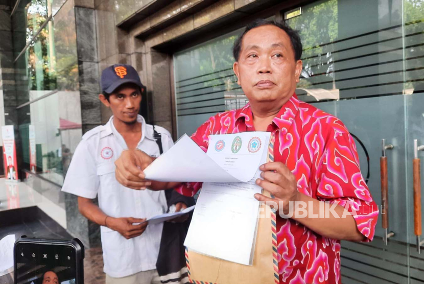 Pendukung Prabowo-Gibran yang pernah menduduki posisi Wakil Ketua Umum Partai Gerindra, Arief Poyuono saat hendak mengajukan diri menjadi amicus curiae atau sahabat pengadilan terkait perkara sengketa hasil Pilpres 2024 di Gedung MK, Jakarta Pusat, Kamis (18/4/2024). 