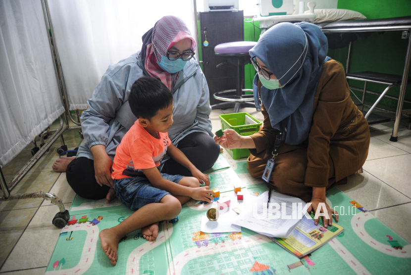 Petugas kesehatan melakukan pemeriksaan tumbuh kembang terhadap pasien anak yang mengikuti program Cek Kesehatan Gratis (CKG) di UPTD Puskesmas Beji, Depok, Jawa Barat, Senin (10/2/2025).