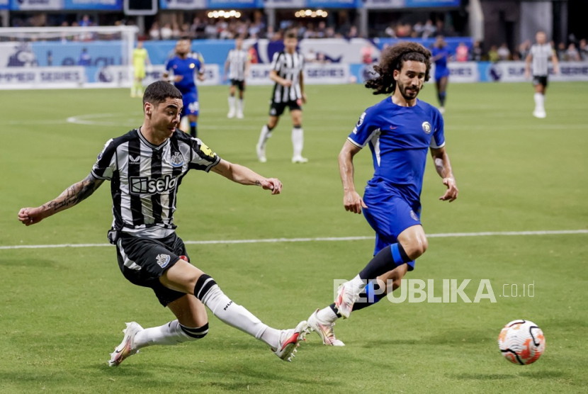 Newcastle United midfielder Miguel Almiron (L) in action against Chelsea defender Marc Cucurella (R) during the first half of a Premier League Summer Series soccer match between Newcastle United and Chelsea, in Atlanta, Georgia, USA, 26 July 2023. 