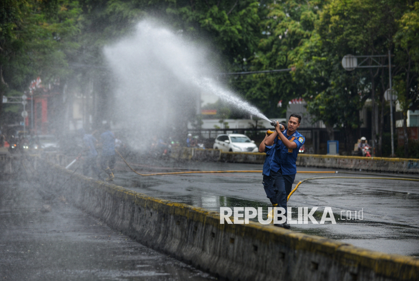 Petugas pemadam kebakaran menyemprotkan air ke jalan untuk membersihkan sampah dan juga sisa pembakaran yang dilakukan oleh pengunjuk rasa di Kawasan Senen, Jakarta, Ahad (31/8/2025). Petugas gabungan mulai dari petugas warna-warni DKI Jakarta, Damkar hingga anggota TNI  bergerak dan bersinergi membersihkan sisa-sisa demo yang meninggalkan tumpukan sampah dan sisa pembakaran di sepanjang jalan serta halte transjakarta. Sedangkan kondisi jalan lokasi tersebut sudah mulai bisa dilintasi kendaraan.