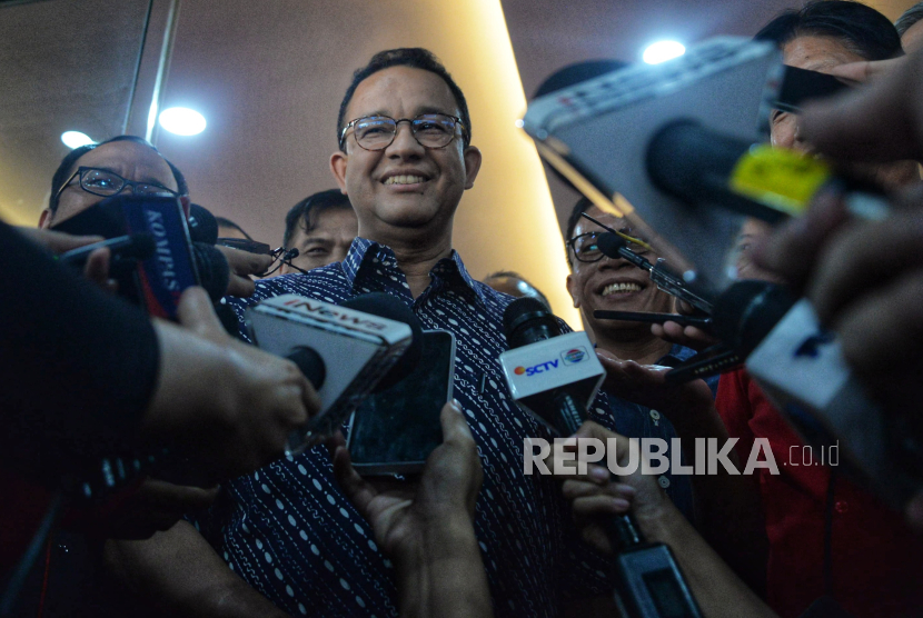 Mantan Gubernur DKI Jakarta Anies Baswedan memberikan keterangan usai bersilaturahmi di Kantor DPD PDIP DKI Jakarta, Sabtu (24/8/2024).  Kunjungan silahturahmi Anies tersebut salah satunya membahas terkait Pilkada Jakarta mendatang.