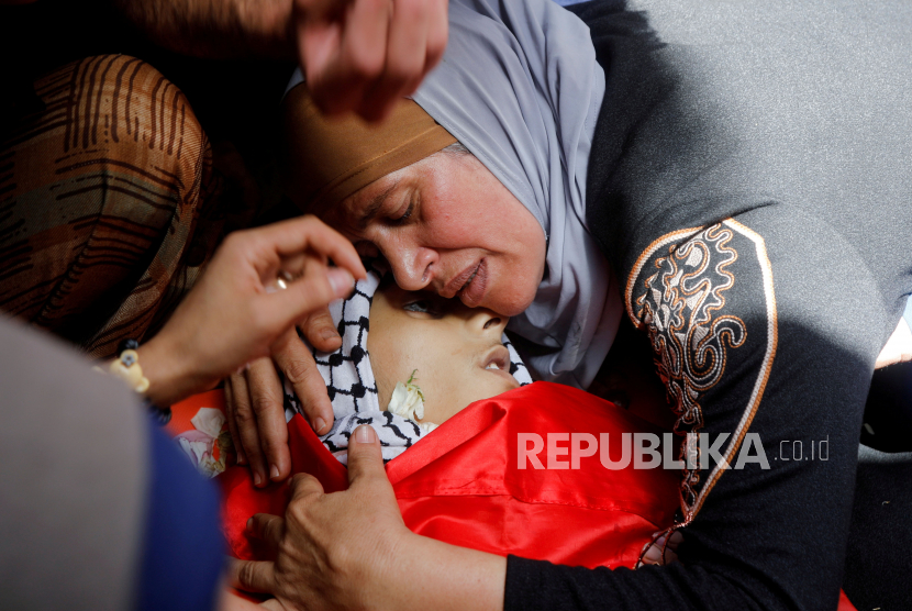 Ibu dari warga Palestina Rasheed Abu Arra, yang tewas dalam bentrokan dengan pasukan Israel, berduka atas jenazah putranya saat pemakamannya, di Kota Aqqaba dekat Tubas, di Tepi Barat yang diduduki Israel, 12 Mei 2021.