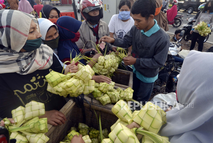 Pedagang kulit ketupat musiman melayani pembeli di kawasan Pasar Tugu, Bandar Lampung, Lampung, Sabtu (23/5). Jumlah pasien positif Covid-19 di Provinsi Lampung kembali bertambah empat orang pada Ahad (31/5), sedangkan sehari sebelumnya bertambah 12 orang.