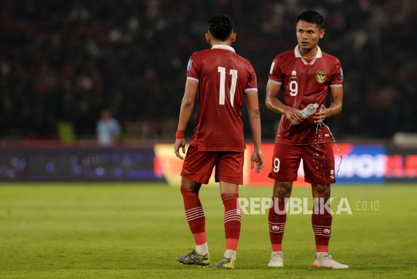 Pemain timnas Indonesia Muhammad Dimas Drajad (kanan) dan Dendy Sulistyawan di  Stadion Utama Gelora Bung Karno.
