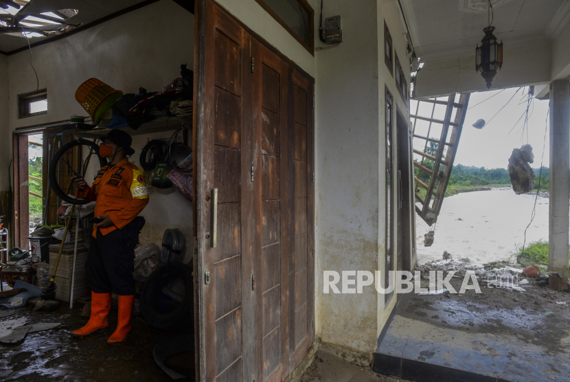Petugas melihat bangunan milik warga yang rusak dan perlu perbaikan di Kabupaten Bogor, Jawa Barat (ilustrasi).