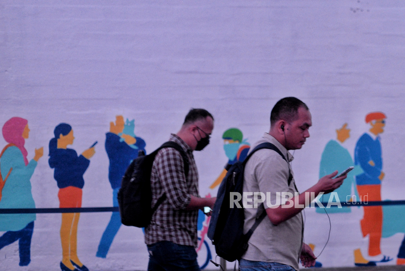 Pekerja berjalan saat jam pulang kerja melintasi Terowongan Kendal, Sudirman , Jakarta, Kamis (16/6/2022). Pemerintah mengimbau masyarakat untuk waspada terhadap covid-19 varian baru BA4 dan BA5 yang diprediksi mengalami peningkatan jumlah kasus hingga akhir bulan Juli mendatang.Republika/Thoudy Badai