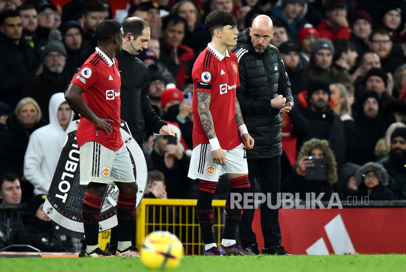 Alejandro Garnacho (tengah) dari Manchester United mendapat instruksi dari manajer Erik ten Haag sebelum masuk ke lapangan sebagai pemain pengganti dalam pertandingan sepak bola Liga Utama Inggris antara Manchester United dan Nottingham Forest di Manchester, Inggris, 27 Desember 2022. (ilustrasi)