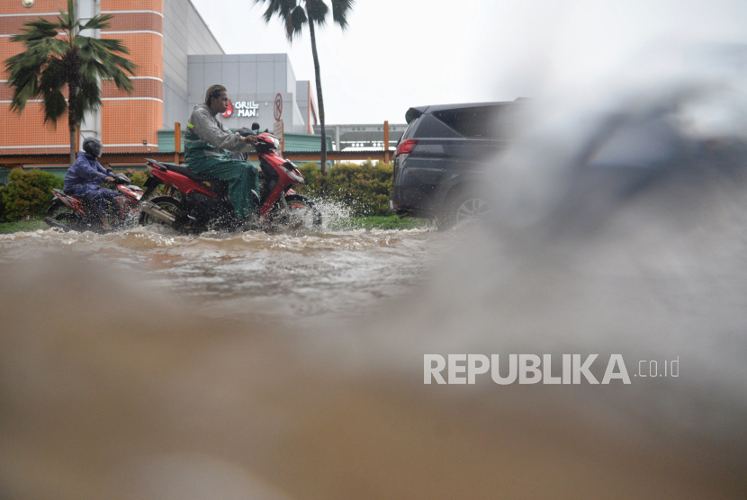 Kendaraan menerobos genangan air saat banjir di Jakarta (ilustrasi). BPBD DKI Jakarta mencatat sebanyak 40 rukun tetangga (RT) dan lima ruas jalan tergenang banjir hingga Kamis pagi pukul 04.00 WIB.