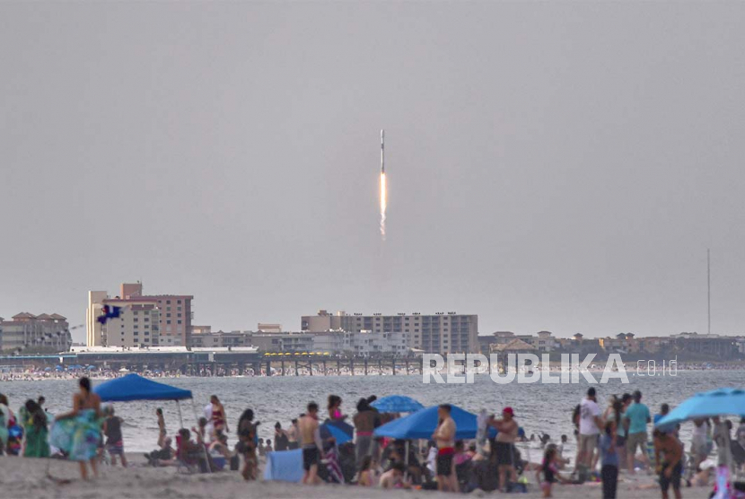 Massa menyaksikan peluncuran roket SpaceX Falcon 9 dari Cape Canaveral Space Force Station, Ahad (18/2/2023). SpaceX memperoleh pendapatan 1,5 miliar dolar AS pada kuartal I 2023.