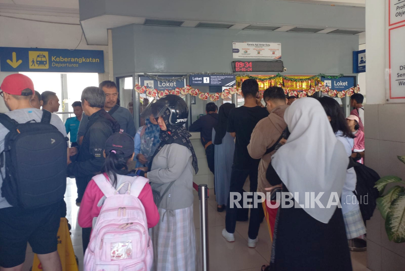 Sejumlah penumpang mengantre untuk membatalkan jadwal perjalanan mereka di Stasiun Tasikmalaya, Jumat (5/1/2024). Kecelakaan kereta yang terjadi di wilayah Cicalengka, Kabupaten Bandung, menyebabkan jadwal sejumlah perjalanan kereta terdampak. 