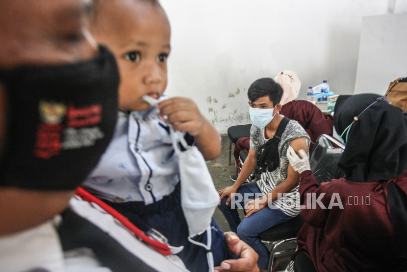 Petugas medis menyuntikkan vaksin COVID-19 kepada warga saat vaksinasi massal di DPRD Kabupaten Bogor, Cibinong, Kabupaten Bogor, Jawa Barat, Kamis (30/9). Pemerintah Provinsi Jawa Barat terus menggiatkan vaksinasi COVID-19ntuk mengejar target kekebalan komunal sebanyak 32 juta jiwa pada akhir tahun 2021. 