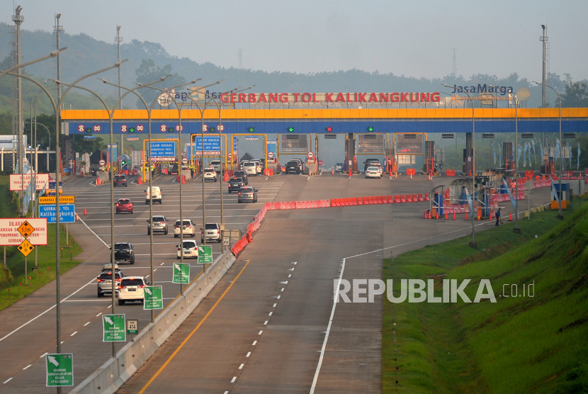 Kendaraan pemudik saat arus balik terpantau lancar di Jalan Tol Kalikangkung, Semarang, Jawa Tengah, Selasa (25/4/2023). 