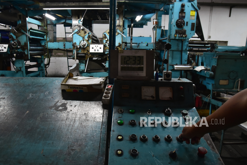 Seorang pegawai memeriksa kondisi mesin cetak di sebuah perusahaan media massa di Kota Pekanbaru, Riau, Senin (27/7). Direktur Pembinaan Pengusahaan Ketenagalistrikan Kementerian Energi dan Sumber Daya Mineral (ESDM) Hendra Iswahyudi memaparkan, sejak Covid-19 merebak konsumsi listrik turun tajam, terutama pada Mei 2020 yang turun hingga 10,73 persen. Memasuki Juni-Juli 2020, pertumbuhan konsumsi listrik berangsur membaik.