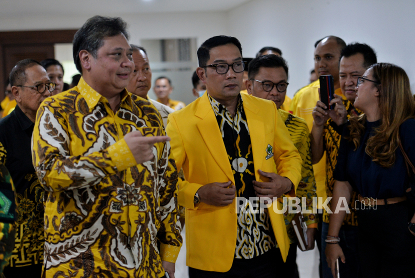 Ketua Umum Partai Golkar, Airlangga Hartarto (kiri) bersama Gubernur Jawa Barat Ridwan Kamil (kanan) berjalan saat akan menyampaikan konferensi pers di kantor DPP Partai Golkar, Jakarta Barat, Rabu (18/1/2023). Ridwan Kamil atau Kang Emil resmi bergabung dengan Partai Golkar setelah Ketua Umum Airlangga Hartarto menyerahkan kartu tanda anggota (KTA) dan jas warna kuning Partai Golkar.