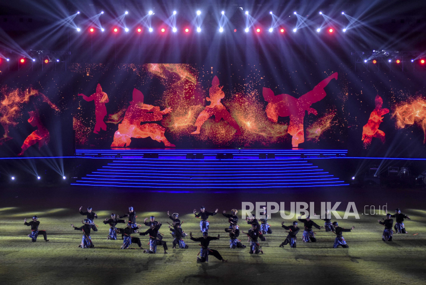 Sejumlah pesilat tampil pada Opening Ceremony Festival Olahraga Rekreasi Masyarakat Nasional (Fornas) VII 2023 di Stadion Si Jalak Harupat, Kabupaten Bandung, Jawa Barat, Ahad (2/7/2023).