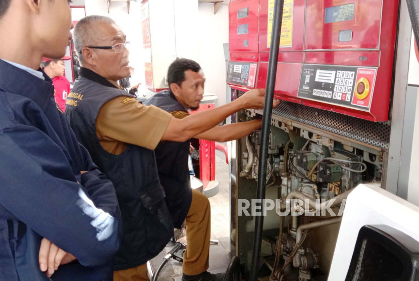 Dinas Perdagangan dan Perindustrian (Disdagin) Kota Bandung bersama jajaran kepolisian mengecek takaran BBM di delapan SPBU di Kota Bandung, salah satunya di Jalan Setiabudi, Selasa (2/4/2024). 