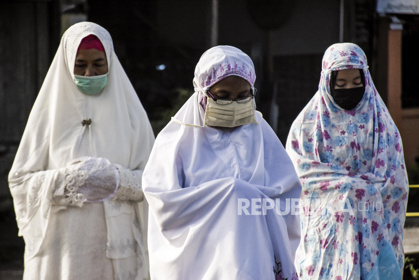 Umat muslim melaksanakan sholat Idul Fitri 1441 H dengan memakai masker. ilustrasi