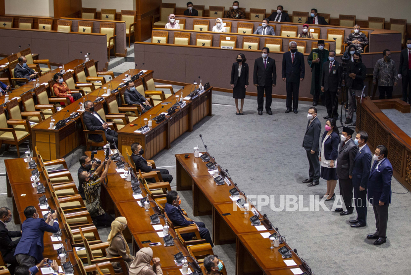 Anggota DPR dari Fraksi Partai Gerindra Bimantoro Wiyono (ketiga kanan) berfoto dengan Pimpinan DPR usai mengikuti pelantikan Pengganti Antar Waktu (PAW) di Kompleks Parlemen, Senayan, Jakarta, Senin (11/1/2021). Bimantoro Wiyono menggantikan rekan satu fraksinya Soepriyanto yang meninggal dunia karena COVID-19. 