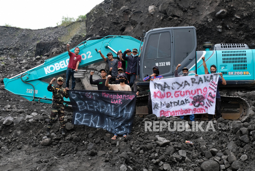 Sejumlah warga membentangkan spanduk saat aksi menolak penambangan pasir ilegal di lereng gunung Sindoro Desa Kwadungan Jurang, Kledung, Temanggung, Jawa Tengah, Jumat (8/1/2021). (Ilustrasi)