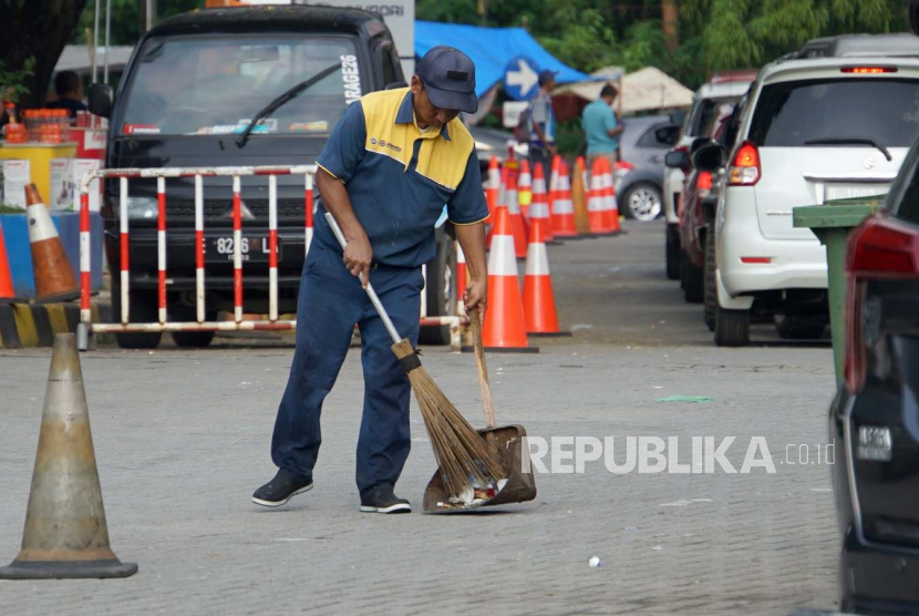 Petugas sedang membersihkan toilet di Rest Area Travoy 207A ruas Palimanan-Kanci (Palikanci), Kamis (20/4/2023). 