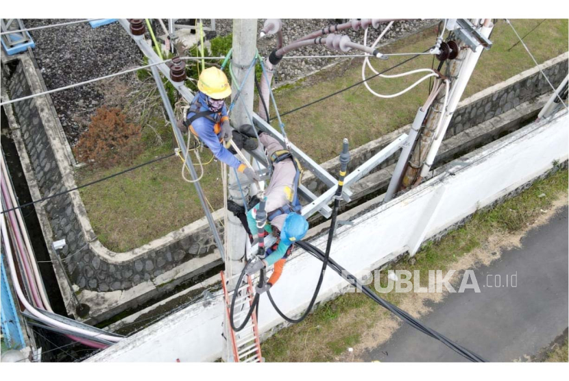 Ilustrasi pemasangan jaringan listrik PLN.