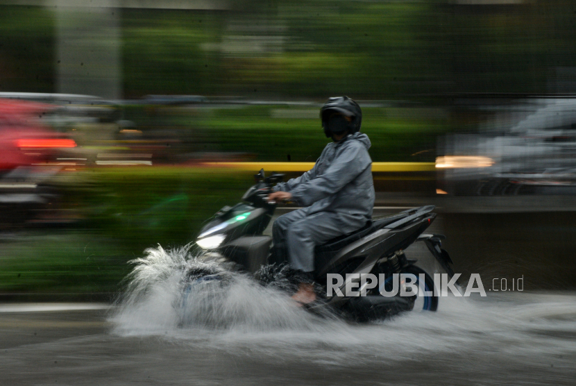 erdasarkan laman BMKG yang dipantau di Jakarta pada Rabu (10/4/2024) dini hari, hujan diprakirakan turun di sejumlah wilayah di Indonesia. (ilustrasi)