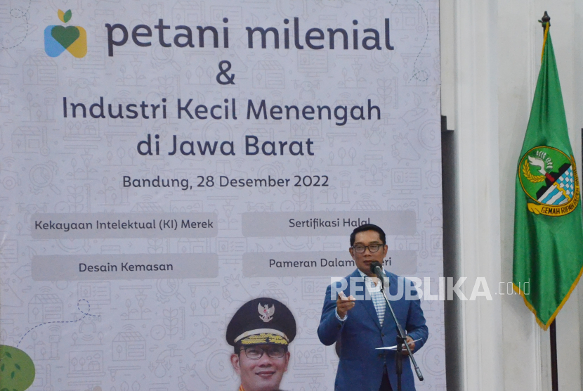 Gubernur Jawa Barat Ridwan Kamil menyampaikan sambutan usai penyerahan Fasilitas Pengembangan Petani Milenial dan Industri Kecil Menengah di Jawa Barat, di Aula Barat, Gedung Sate, Kota Bandung, Rabu (28/12/2022). 