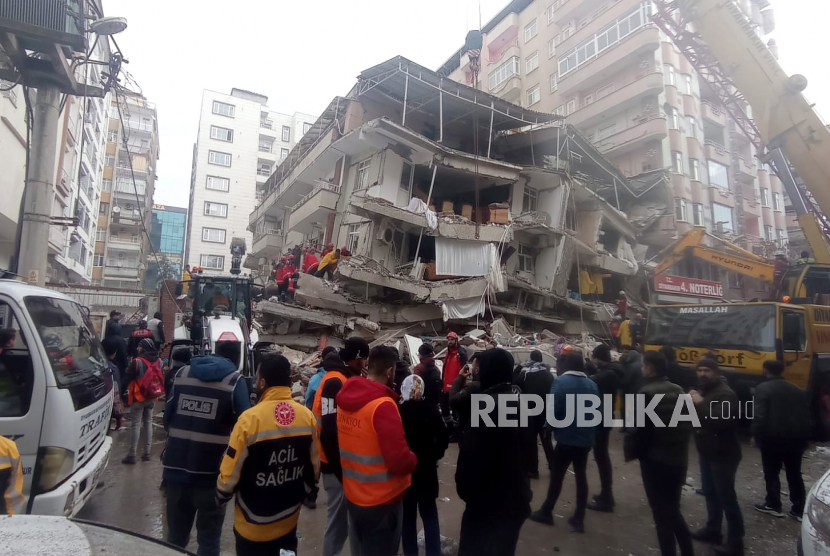  Petugas darurat mencari korban di lokasi bangunan yang runtuh setelah gempa  bumi dahsyat di Diyarbakir, tenggara Turki, Senin (6/2/2023).  Menurut US Geological Service, gempa berkekuatan awal 7,8 melanda Turki selatan dekat perbatasan Suriah . 