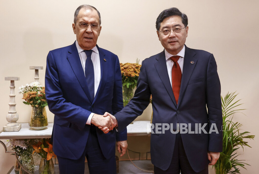  Dalam foto selebaran yang dirilis oleh Layanan Pers Kementerian Luar Negeri Rusia ini, Menteri Luar Negeri Rusia Sergei Lavrov (kiri) dan Menteri Luar Negeri China Qin Gang berfoto di sela-sela pertemuan menteri luar negeri G20 di New Delhi, India, Kamis (2/3/2023).