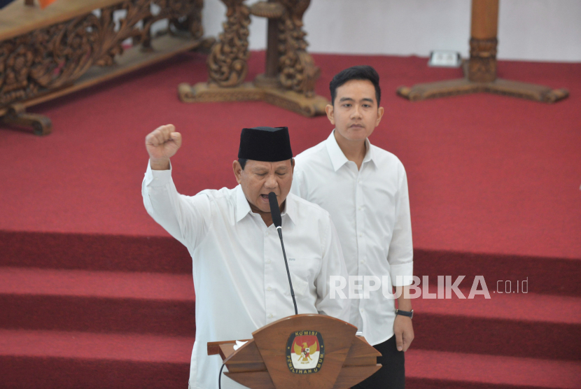 Prabowo Subianto didampingi Gibran Rakabuming Raka berpidato dalam rapat pleno penetapan capres-cawapres terpilih pemilihan umum 2024 di Gedung KPU, Jakarta, Rabu (24/4/2024).
