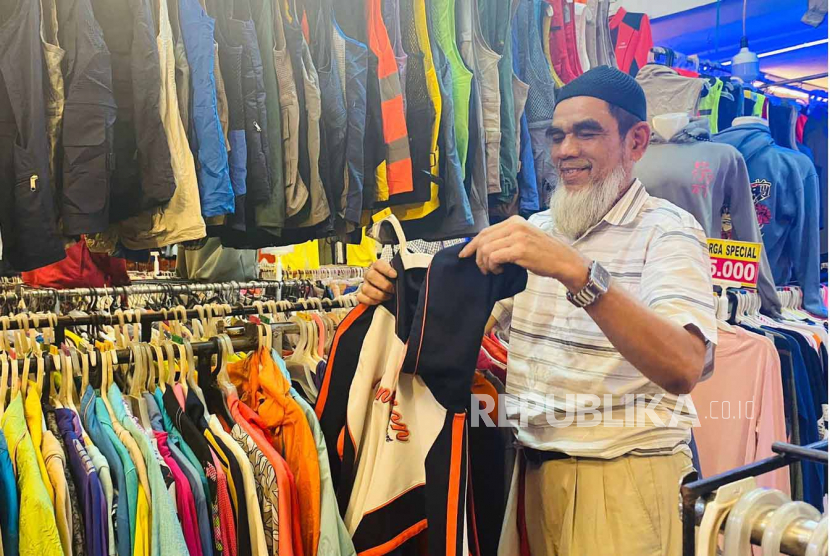 Salah seorang pedagang pakaian impor bekas atau thrifting di Plaza Bogor, Kota Bogor, Selasa (21/3/2023).