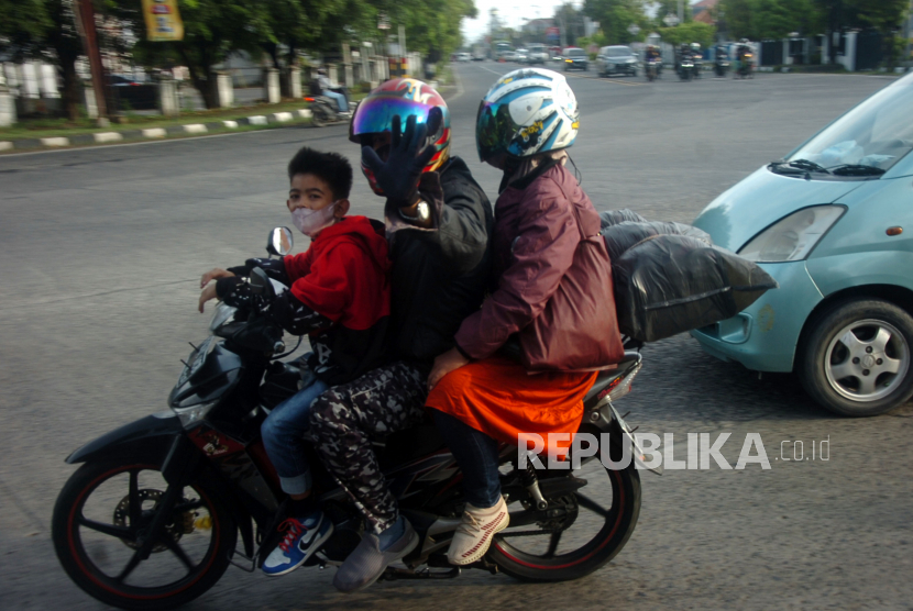 Pemudik bersepeda motor melintasi jalur pantura,Tegal, Jawa Tengah, Kamis (28/4/2022). Pada H-4 jumlah pemudik bersepeda motor terpantau mulai meningkat dibandingkan hari sebelumnya dan diperkirakan akan mencapai puncaknya pada malam hari dan H-3. 