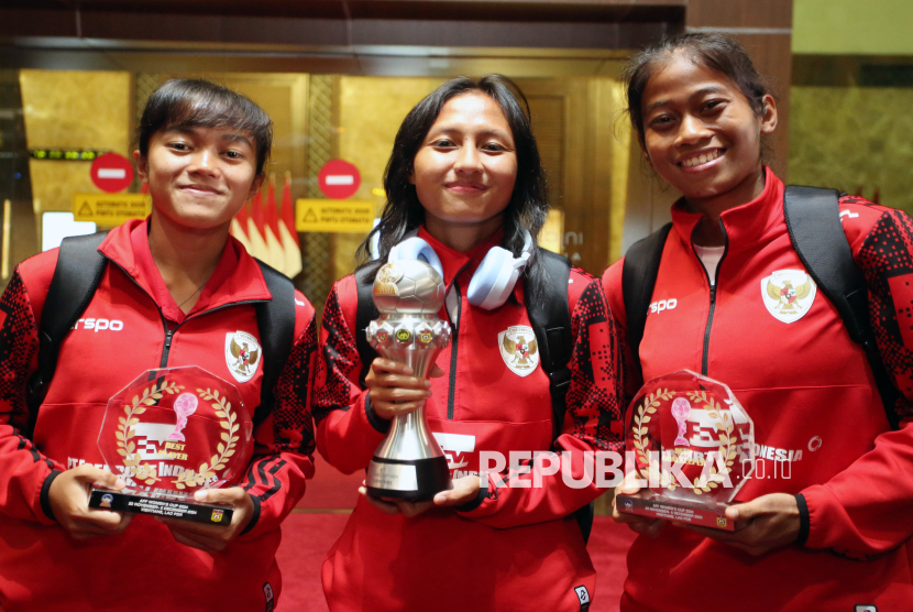 Kapten Timnas Putri Indonesia Viny Silfianus (tengah) berfoto bersama pemain terbaik Reva Octaviani (kanan) dan penjaga gawang terbaik Laita Roati (kiri) setibanya dari Laos di Terminal VIP Bandara Soekarno Hatta, Tangerang, Banten, Jumat (6/12/2024).  Timnas Putri Indonesia juara Piala AFF Putri 2024 seusai mengalahkan Kamboja dengan skor 3-1 pada final yang digelar di Stadion Nasional New Laos, Vientiane. 