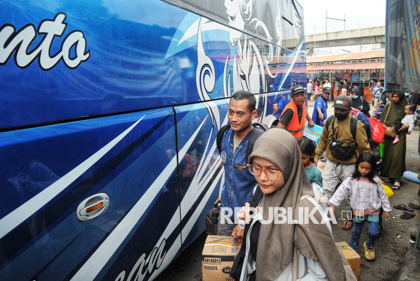 Pemudik berjalan menuju bus yang akan membawa mereka ke kampung halaman di Terminal Pembantu Lebak Bulus, Jakarta, Kamis (27/3/2025).
