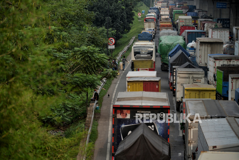 Sejumlah kendaraan terjebak kemacetan di jalan Tol Jakarta Cikampek, Cikarang, Kabupaten Bekasi, Jawa Barat, Kamis (6/5). Ditjen Perhubungan Darat Kementerian Perhubungan (Kemenhub) akan melakukan penegakan hukum terhadap truk obesitas atau yang melanggar batas muatan dan dimensi atau yang dikenal dengan Over Dimension dan Over Loading (ODOL). 
