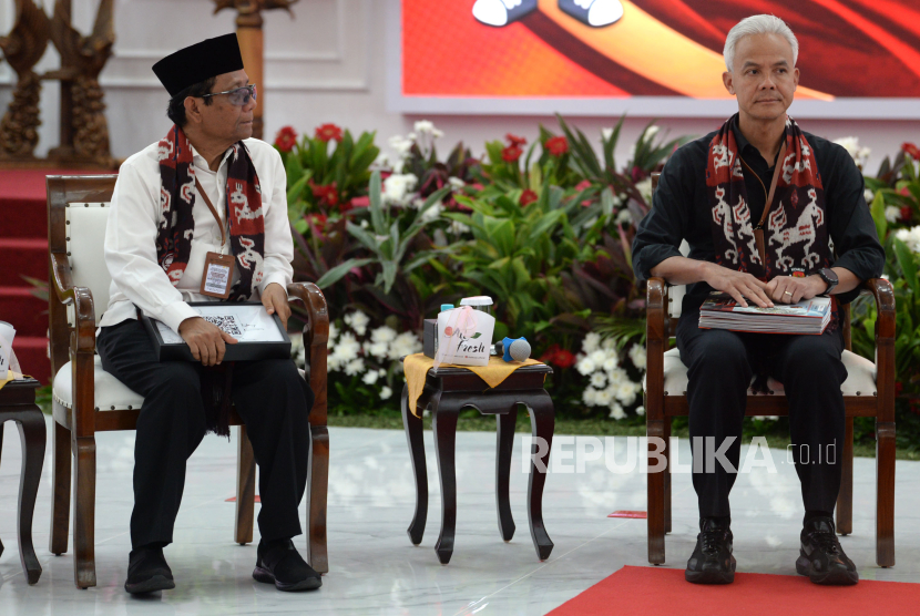 Bakal Calon Presiden Ganjar Pranowo dan bakal calon Wakil Presiden Mahfud MD saat pendaftaran Pemilihan Umum 2024 di Gedung KPU, Jakarta, Kamis (19/10/2023). 