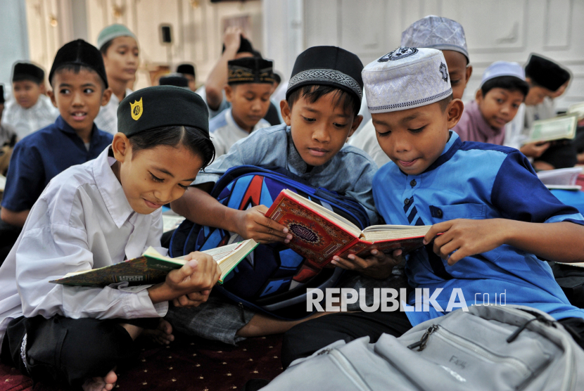 Peserta saat mengikuti kegiatan Pesantren Ramadhan di Masjid Agung Sunda Kelapa, Jakarta, Kamis (6/3/2025). Kegiatan Pesantren Ramadhan tersebut digelar selama dua minggu hingga tanggal 14 Maret mendatang. Sebanyak 200 peserta diberikan materi tentang tata cara membaca Al-Quran, sejarah islam, fiqih dan praktek adzan yang bertujuan untuk meningkatkan pemahaman tentang keagamaan.