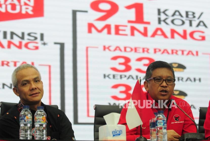 Sekjen PDI Perjuangan Hasto Kristyanto (kanan) dan Kader PDI Perjuangan Ganjar Pranowo (kiri) saat memberikan keterangan pada jumpa pers di Kantor DPP PDI Perjuangan, Jakarta, Kamis (28/6).