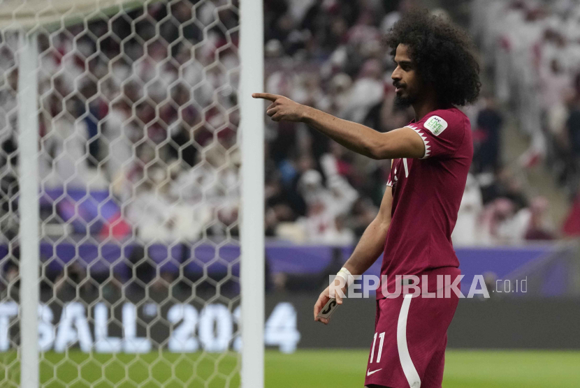 Penyerang Qatar Akram Afif berselebrasi setelah mencetak gol ke gawang Yordania di final Piala Asia 2023. Qatar menang 3-1 dan Afif menjadi pemain terbaik.