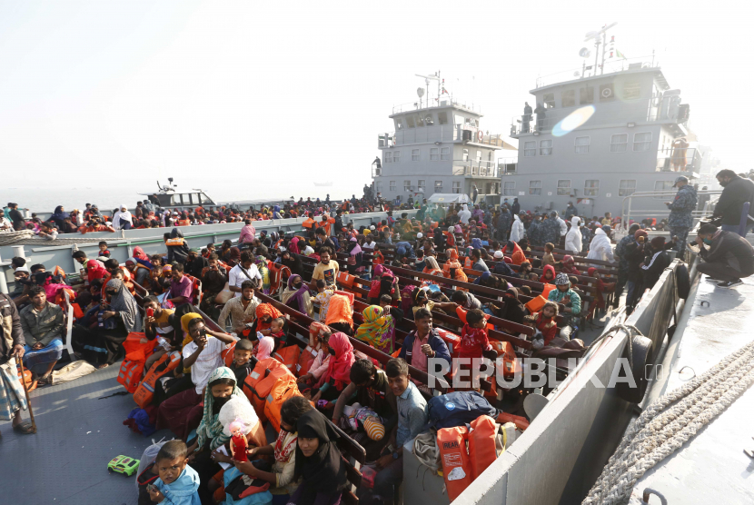  Sekelompok pengungsi Rohingya di atas kapal angkatan laut saat mereka pindah ke Pulau Bhashan Char, di Chittagong, Bangladesh 29 Desember 2020. Kelompok kedua pengungsi Rohingya dipindahkan ke pulau Bhashan Char di bawah distrik Noakhali.