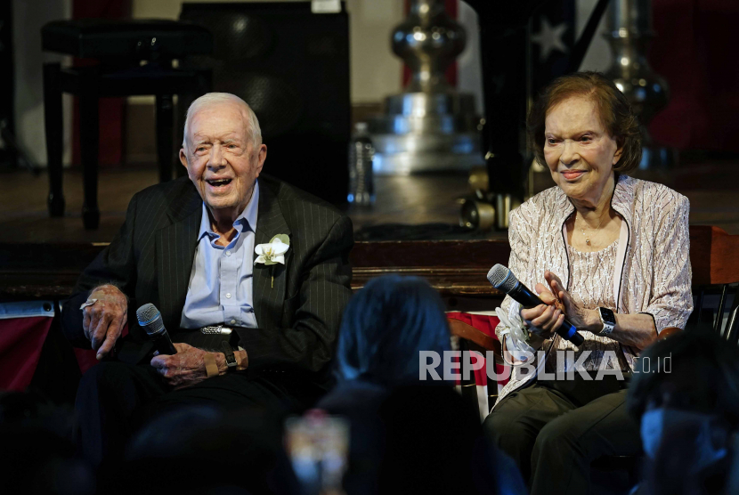 FILE - Mantan presiden AS Jimmy Carter dan istrinya Rosalynn Carter.