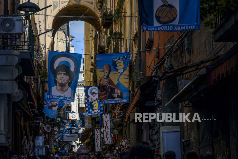  Pendukung Napoli menampilkan spanduk, syal, dan kaus di jalan-jalan di Naples, Italia. 