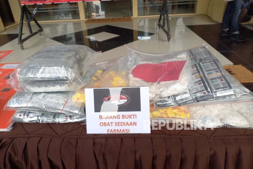 Satresnarkoba Polresta Bandung berhasil mengamankan 12 tersangka dengan barang bukti narkotika, obat keras selama operasi antik lodaya tahun 2023. 