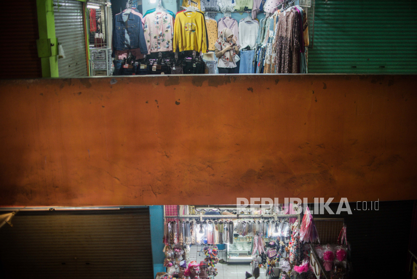Pedagang menunggu pembeli saat pemberlakuan ganjil genap di Pasar Perumnas Klender, Jakarta, Senin (15/6). Pemerintah provinsi DKI Jakarta mulai hari ini menerapkan sistem ganjil genap untuk pedagang pasar tradisional di 153 titik di DKI Jakarta yang disesuaikan antara nomor kios pedagang dengan tanggal