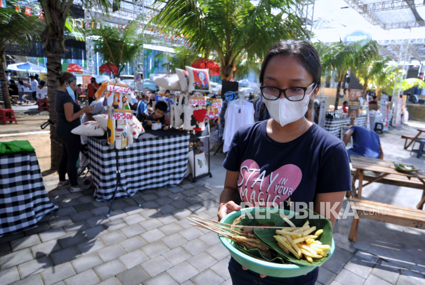 Pelaku usaha sajikan makanan di atas daun pisang di ajang Minggu Tanpa Plastik di Denpasar, Bali, Ahad (18/4/2021). program sertifikasi halal yang ditargetkan Kemenag rampung didaftarkan pada Oktober.