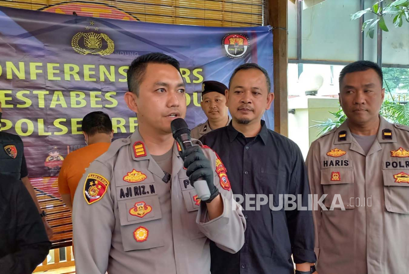 Kepala Polsek (Kapolsek) Regol AKP Aji Riznaldi Nugroho menjelaskan kasus dugaan penipuan modus lowongan kerja di Markas Polsek Regol, Kota Bandung, Rabu (13/12/2023). 