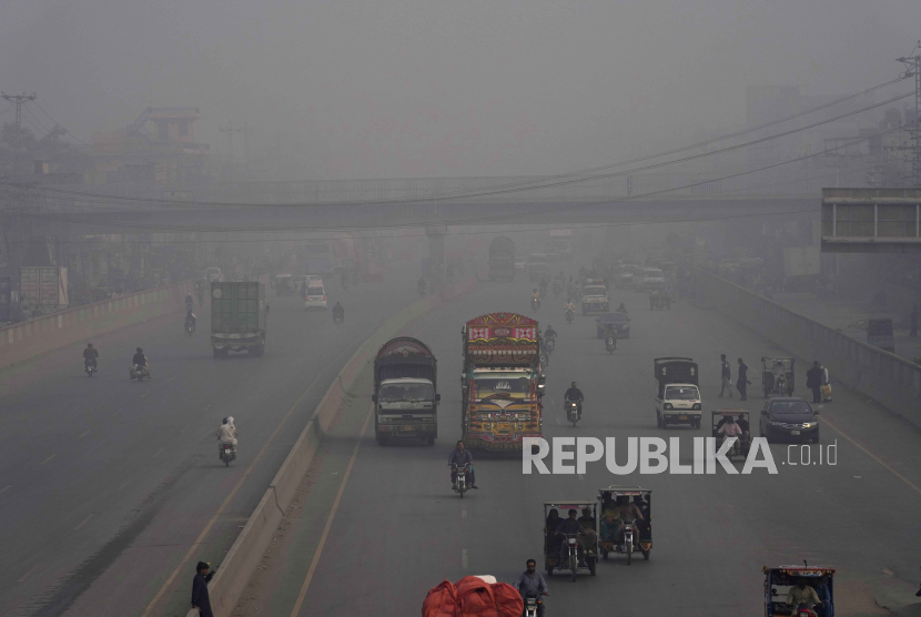 Krisis polusi udara di Lahore menyebabkan lonjakan gangguan kesehatan pada anak-anak.